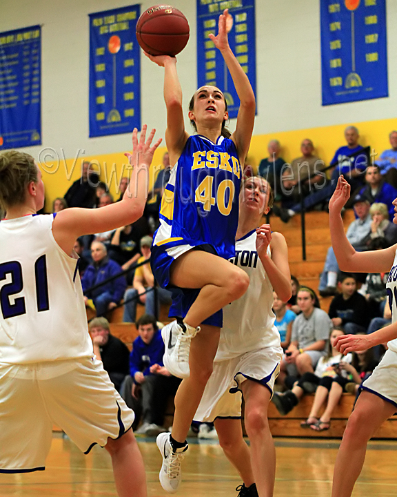 Esko's Brooke Schramm gets between Carlton defenders